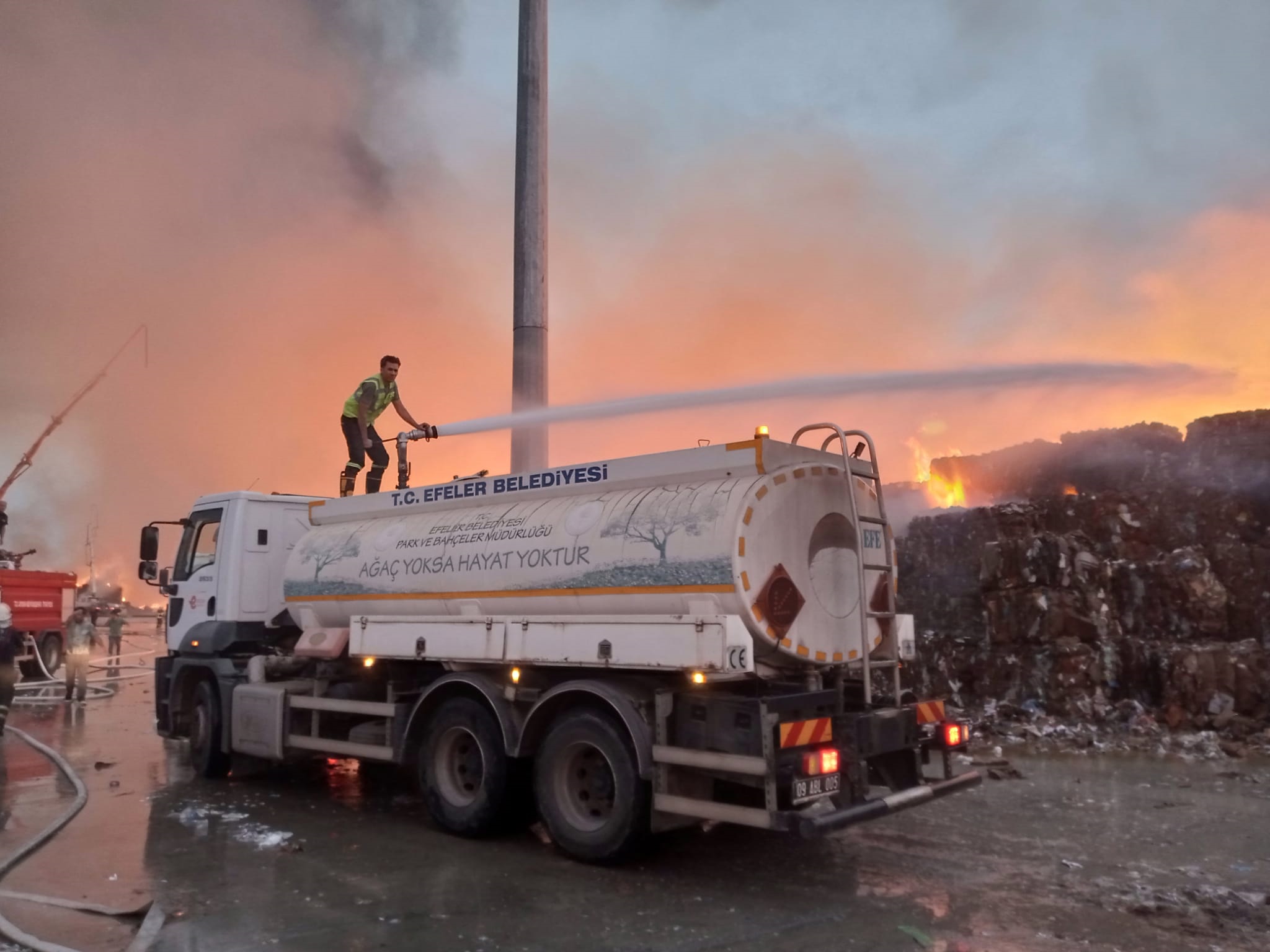 Aydın'da kağıt fabrikasında yangın çıktı!