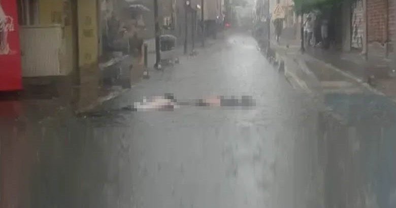 İzmir 'deki sağanakta iki kişinin akıma kapıldığı anlar kamerada