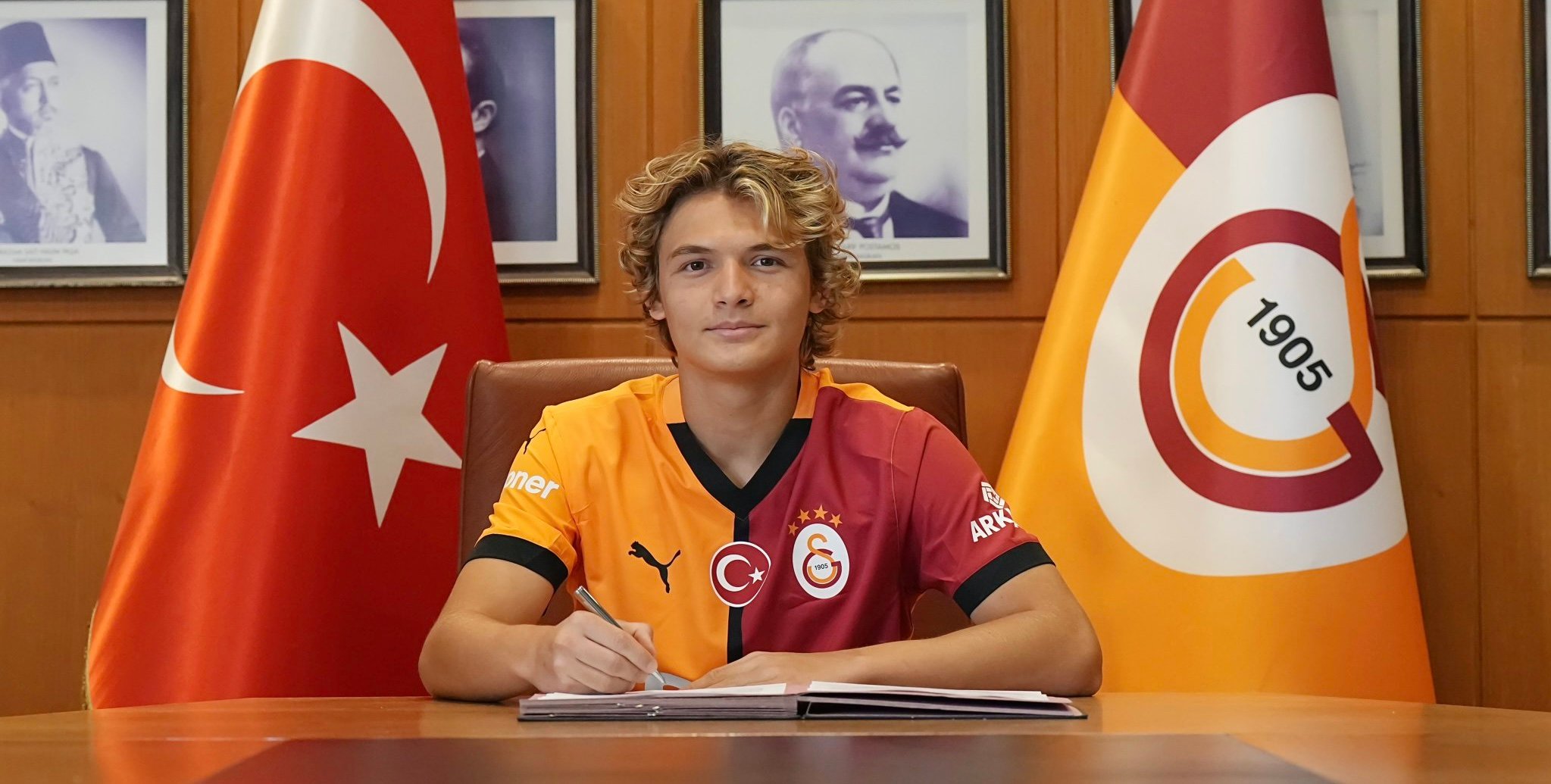 Galatasaray’da imza günü; genç futbolcu ile profesyonel sözleşme imzalandı