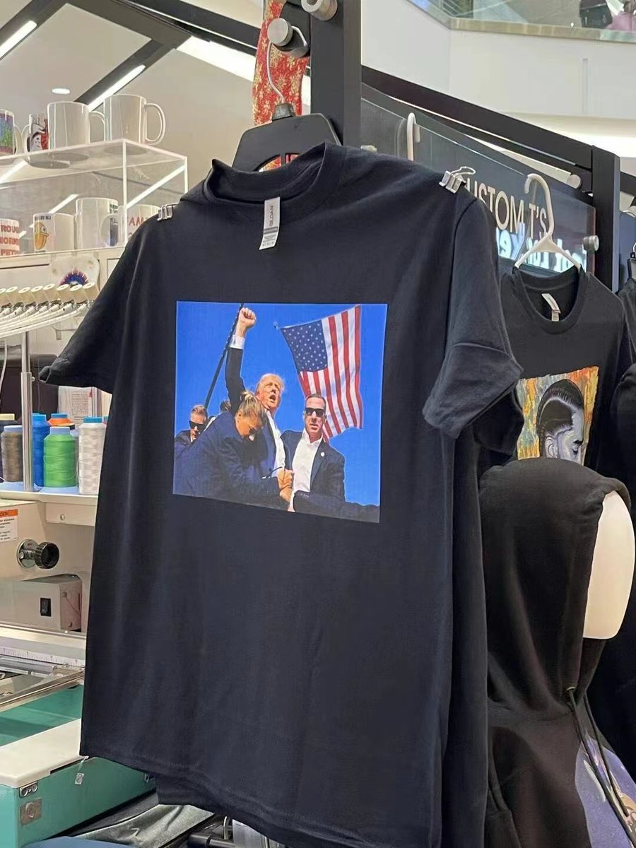 “Tanrı Trump’ı korusun” yazılı tişörtler internet sitelerinde satışa çıktı