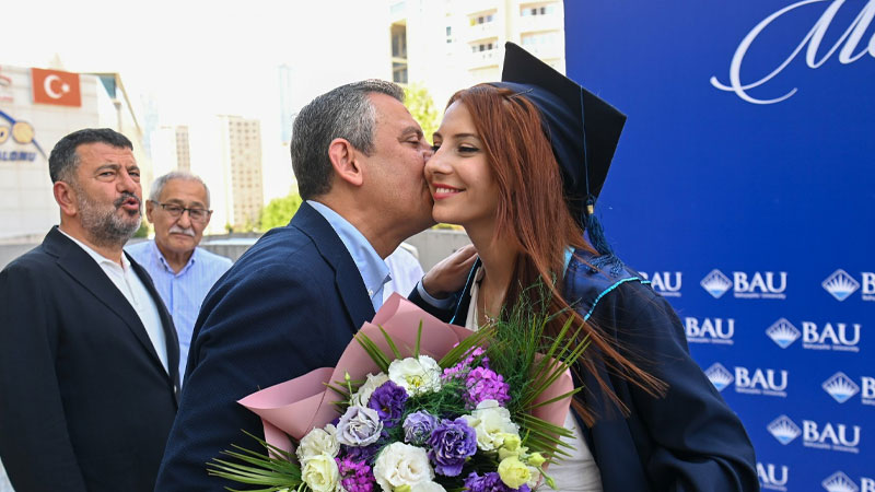 CHP lideri Özel, İstanbul’da kızının mezuniyet törenine katıldı