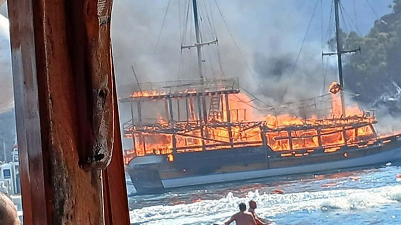 Marmaris'te panik anları: Tur teknesi alev aldı, turistler suya atladı: Yaralılar var!
