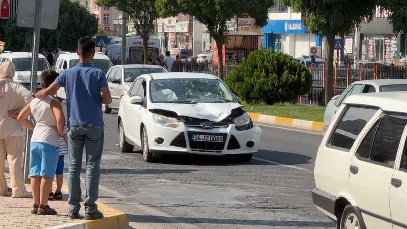 Yaya geçidinden geçen çocuklara araç çarptı: 2 ölü