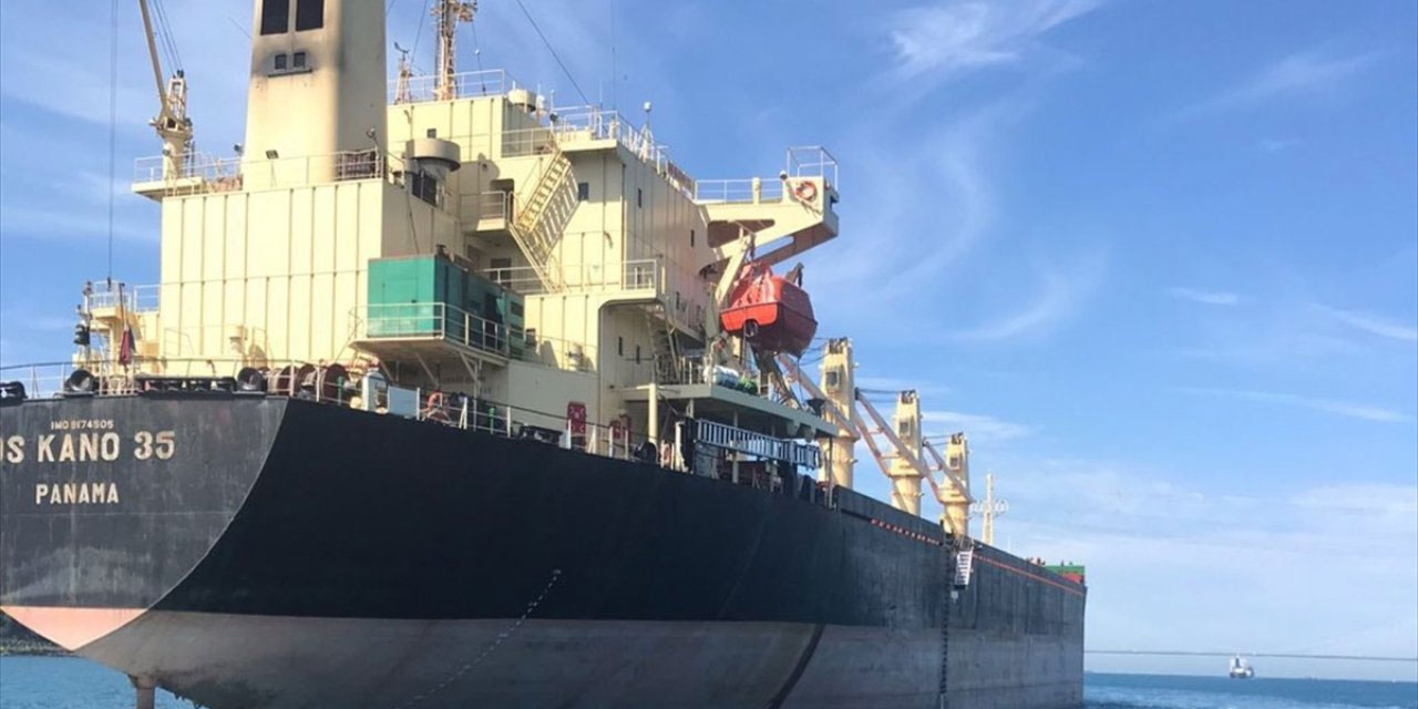 İstanbul Boğazı’nda karaya sürüklenen gemi demirletildi