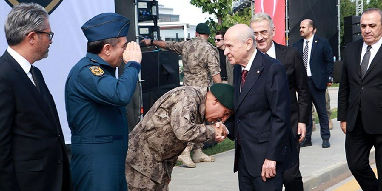 Bahçeli'den Gölbaşı Özel Harekat Daire Başkanlığı'na ziyaret: Özel Harekat Başkanı elini öptü