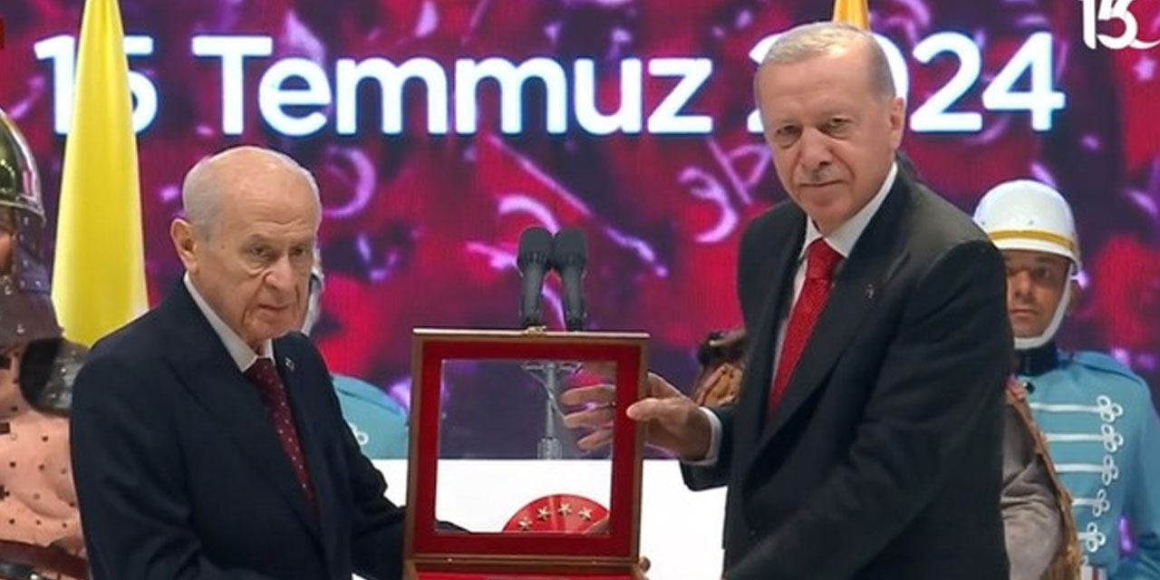 Bahçeli'den Erdoğan'a 15 Temmuz anma etkinliğinde Kur'an hediyesi