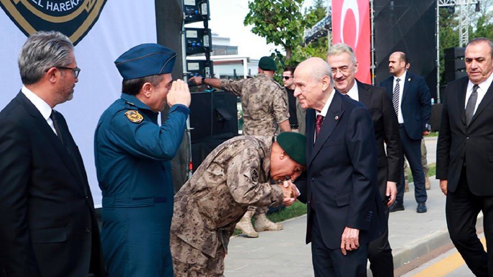 Sadece daire başkanı değil: Özel Hareket Polisleri, Bahçeli'nin elini öpmek için sıraya girmiş