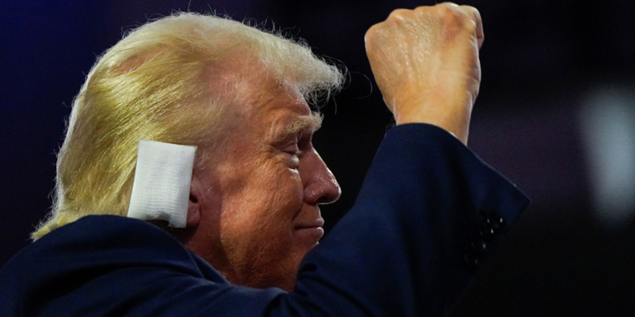 Trump, suikast girişiminin ardından ilk kez halk karşısına çıktı: 'Dövüş' sloganları atıldı