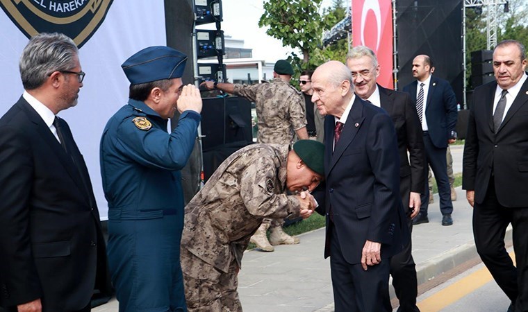Özel 'el öpme' görüntüsüne tepki göstermişti: MHP'den yanıt gecikmedi