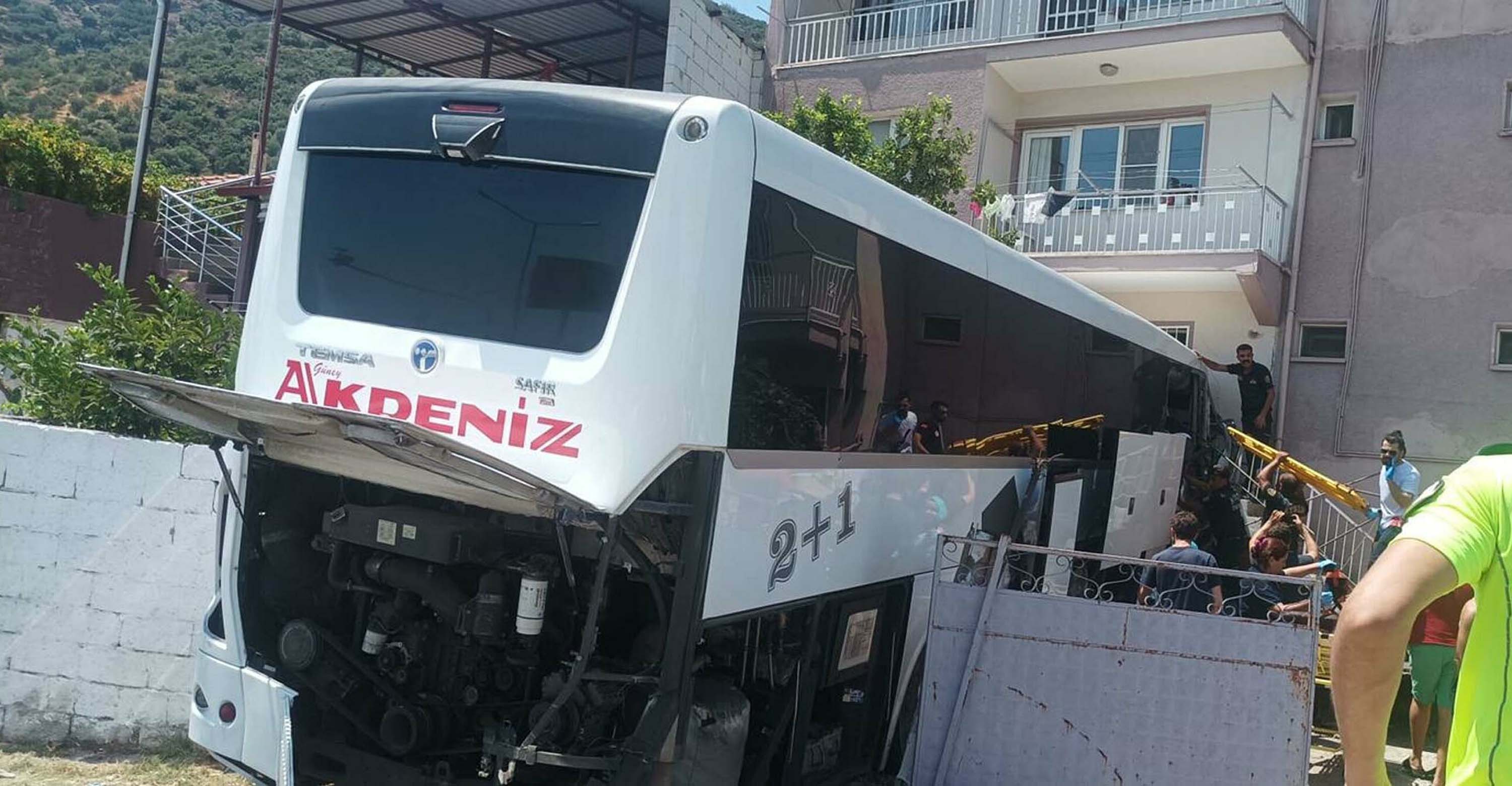 Milas-Söke karayolunda feci kaza: Otobüs apartmana girdi! Ölü ve çok sayıda yaralı var