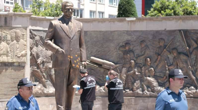 Atatürk Anıtı'na baltayla zarar veren dayı ve yeğenine 3'er yıla kadar hapis istemi