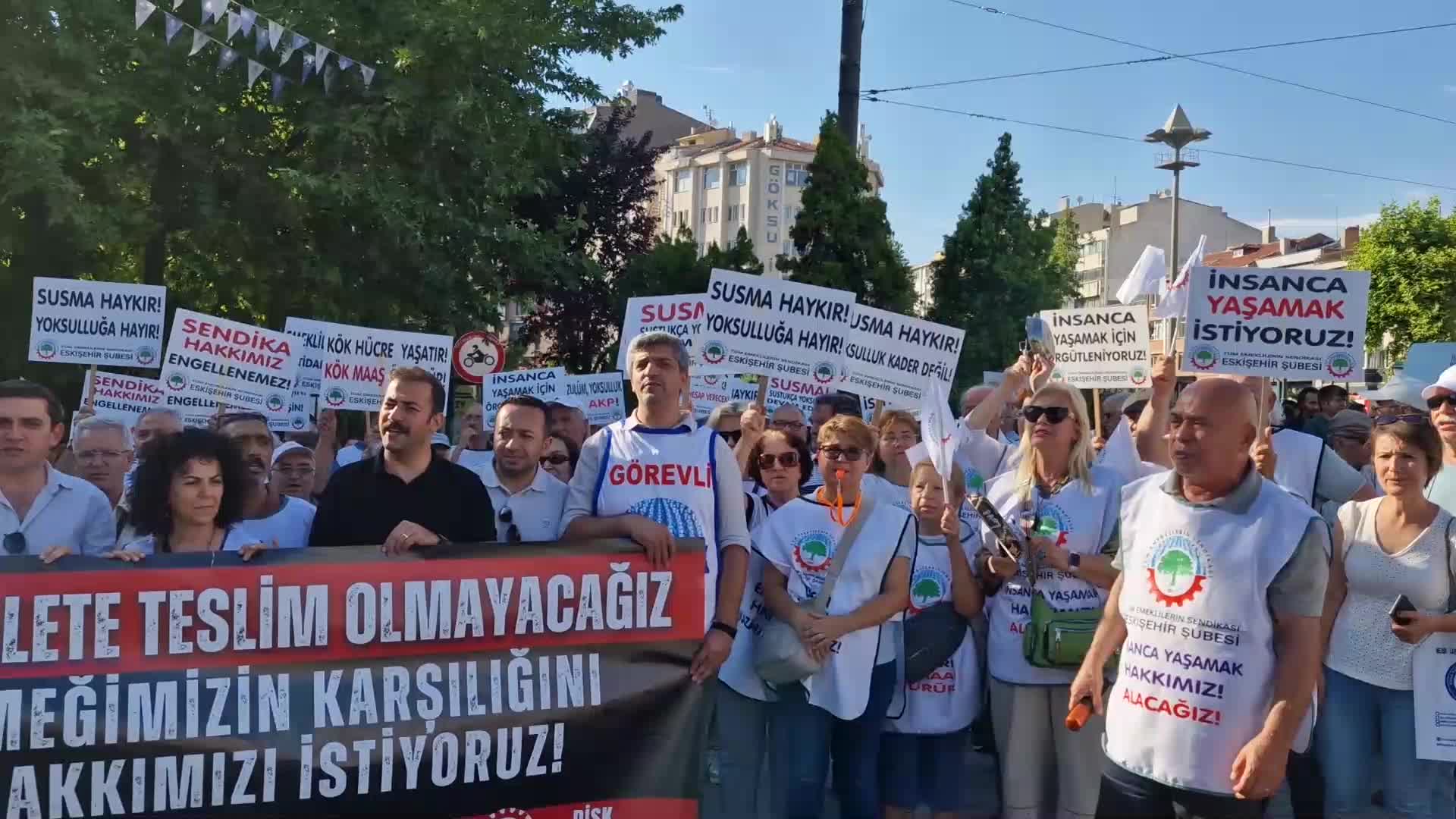 Eskişehir'de emekliler zamlara tepki için yürüdü
