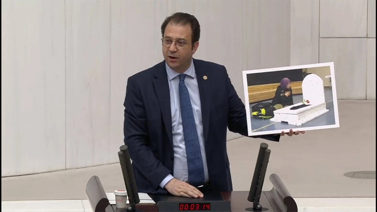 CHP'li Alp, 'maket mezar' fotoğrafını Meclis'e taşıdı
