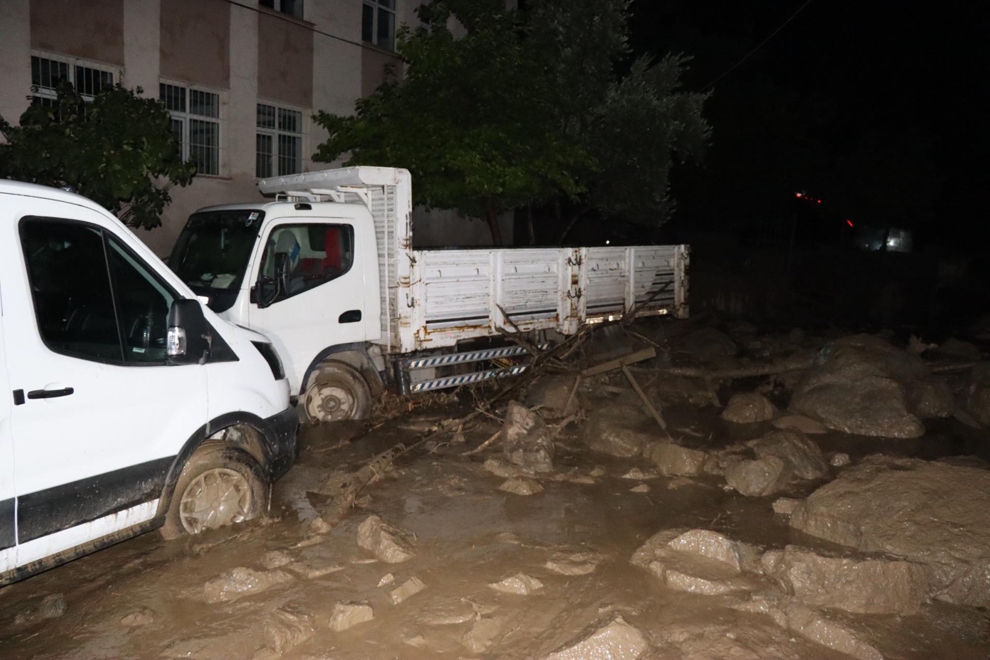 Erzurum'da sel felaketi: Okul, sağlık ocağı ve 10 ev hasar gördü
