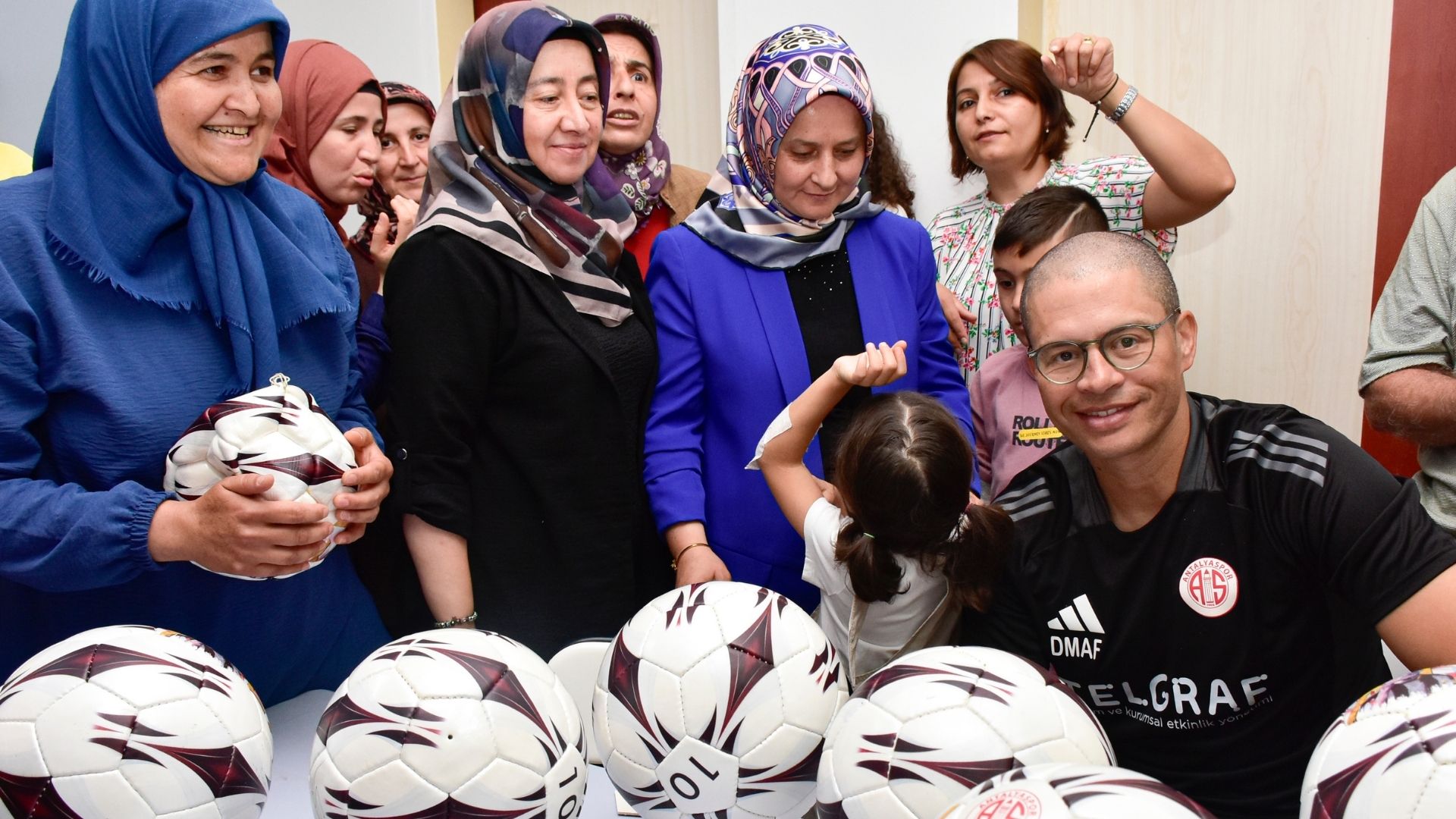 Alex De Souza, kadınların top dikim atölyesini ziyaret etti