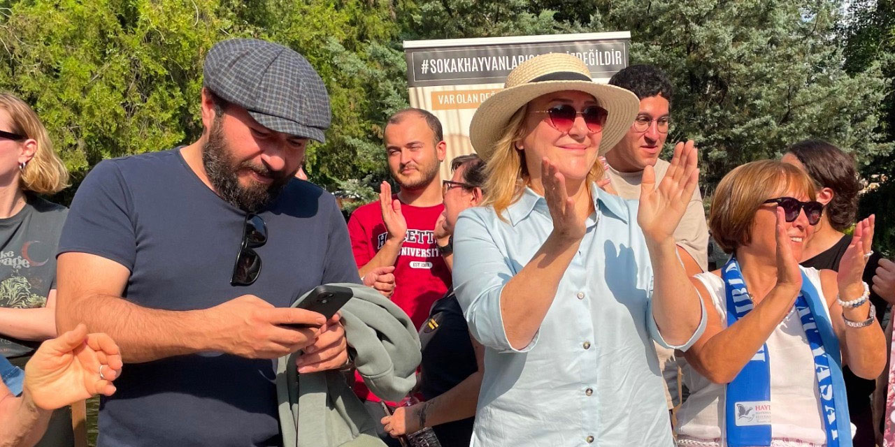 Sumru Yavrucuk’tan hayvan hakları savunucularının eylemine destek verdi: 'Bu cinayet yasasıdır'