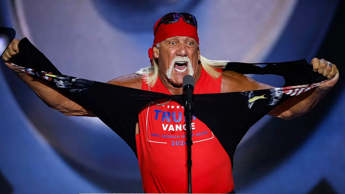 Hulk Hogan, Cumhuriyetçi Parti'nin kongresinde üstünü parçaladı