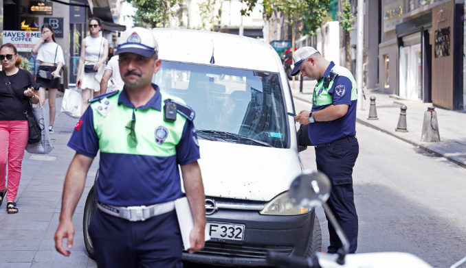 Kaldırıma park eden 60 araca toplam 58 bin 620 lira ceza kesildi