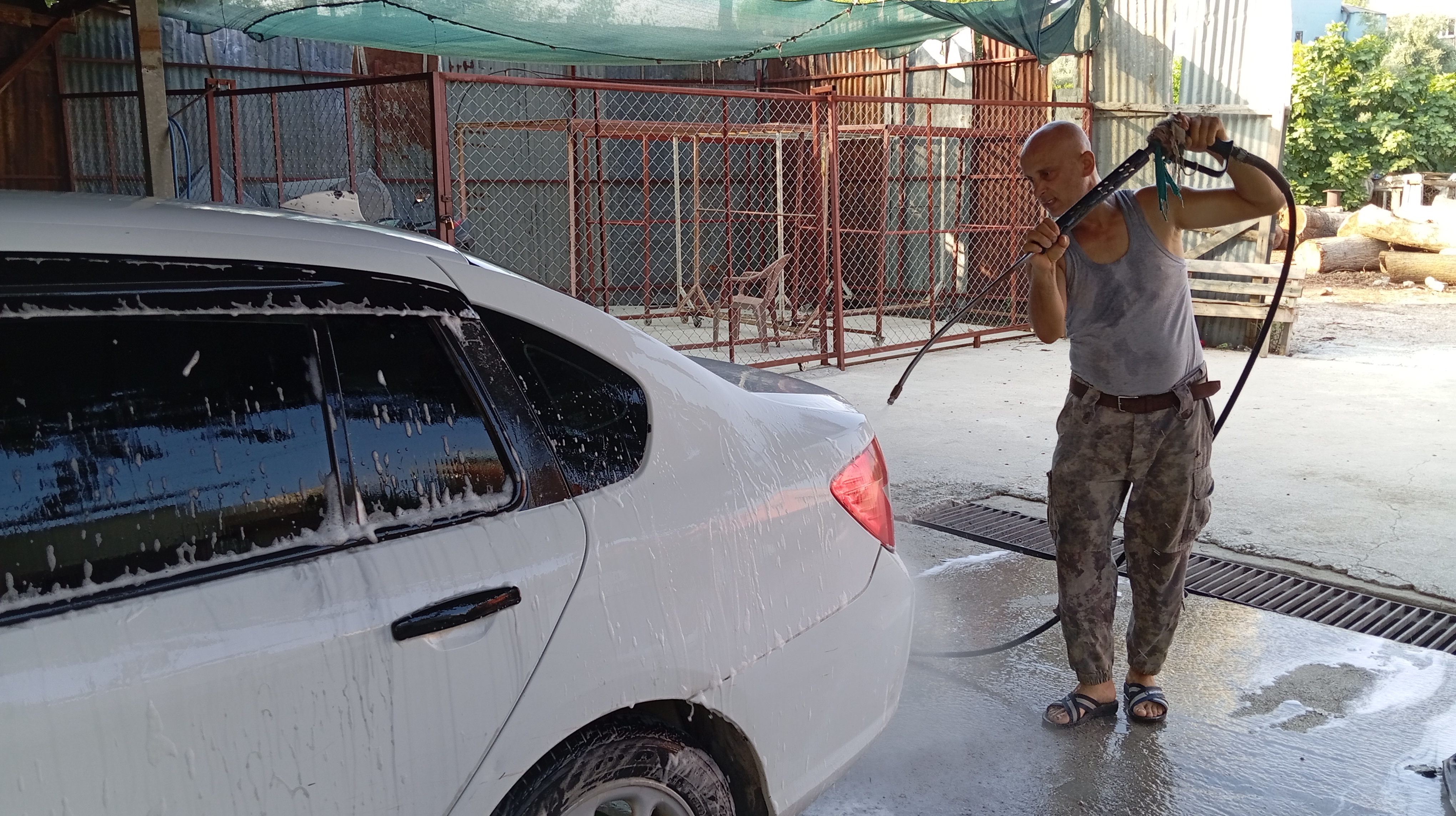 Oto yıkamacı esnaf: İnsanların parası yok, arabaların sadece dışını yıkatıyorlar, içini yıkatmıyorlar