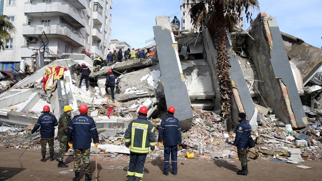 Depremde yıkılan Ezgi Apartmanı'nın firari sanıklarına kırmızı bülten çıkarılması talep edildi: Avukat Ersan Şen itiraz etti, mahkeme itirazı kabul etti