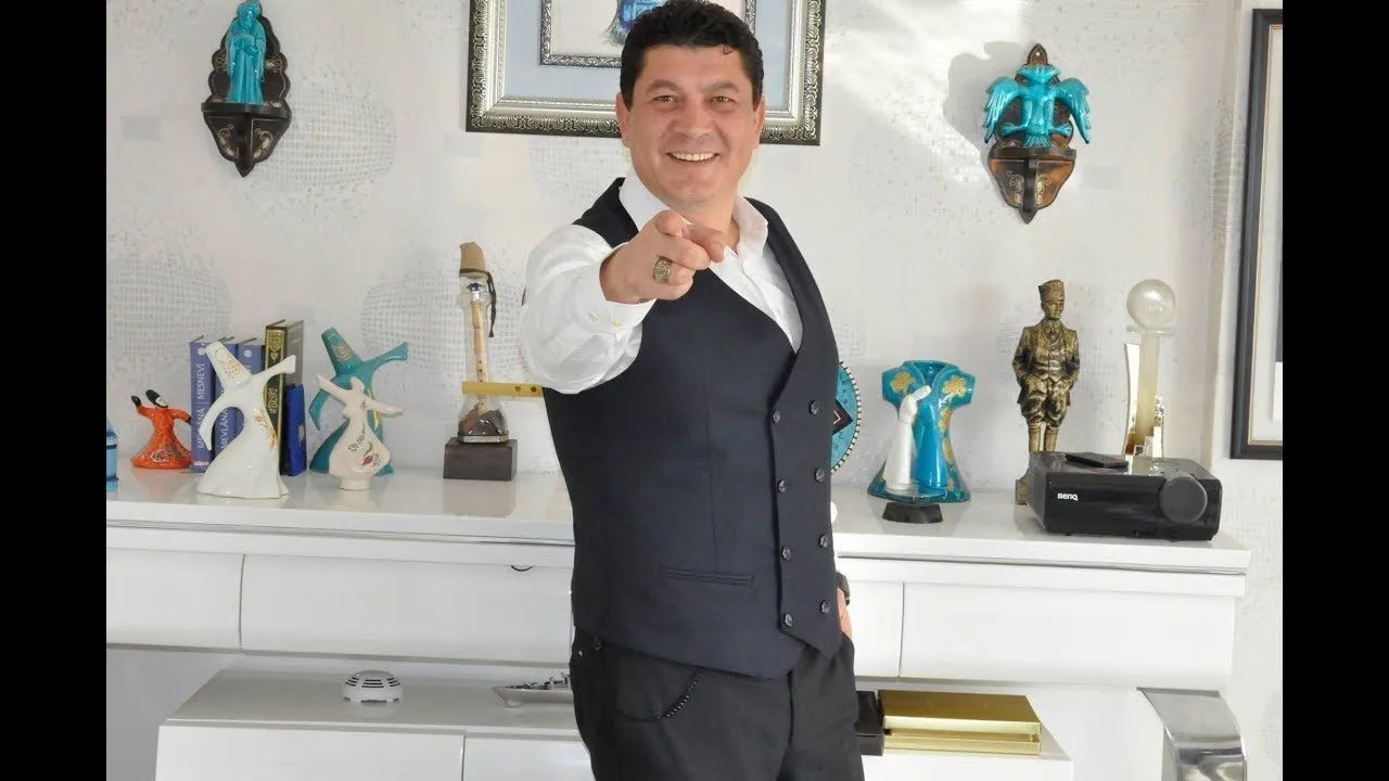 Sahte profesör öğrencileri ikna etmek için üniversiteler önünde video çekmiş