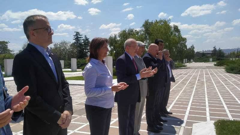 CHP'nin tüm genel başkanları Kıbrıs'tayken Kılıçdaroğlu Ankara'da: Ecevit'in mezarına ziyaret