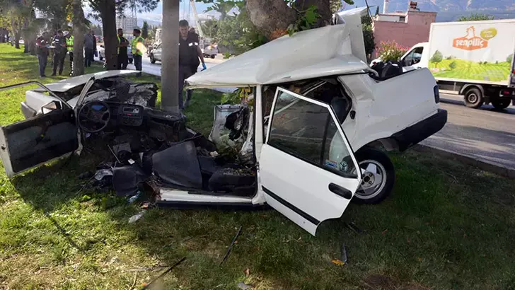 Kahramanmaraş'ta ağaca çarpan otomobil ikiye ölündü: 1 ölü, 1 yaralı