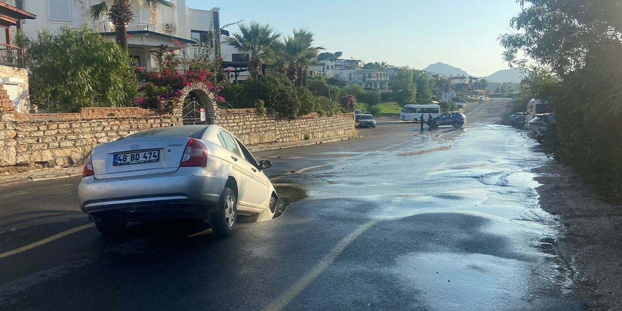 Bodrum'da isale hattı patladı; otomobil oluşan çukura düştü