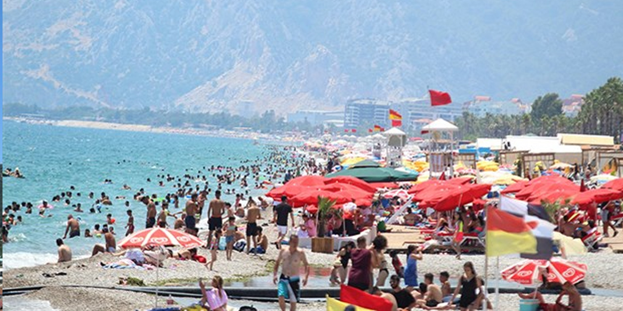 Antalya'da sıcak hava tatilcileri Konyaaltı Sahili'ne yönlendirdi
