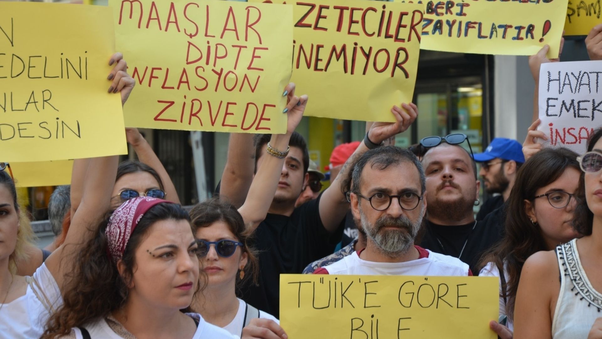 İzmir’deki gazetecilerden “maaş” protestosu: “Geçinemiyoruz haberiniz olsun”