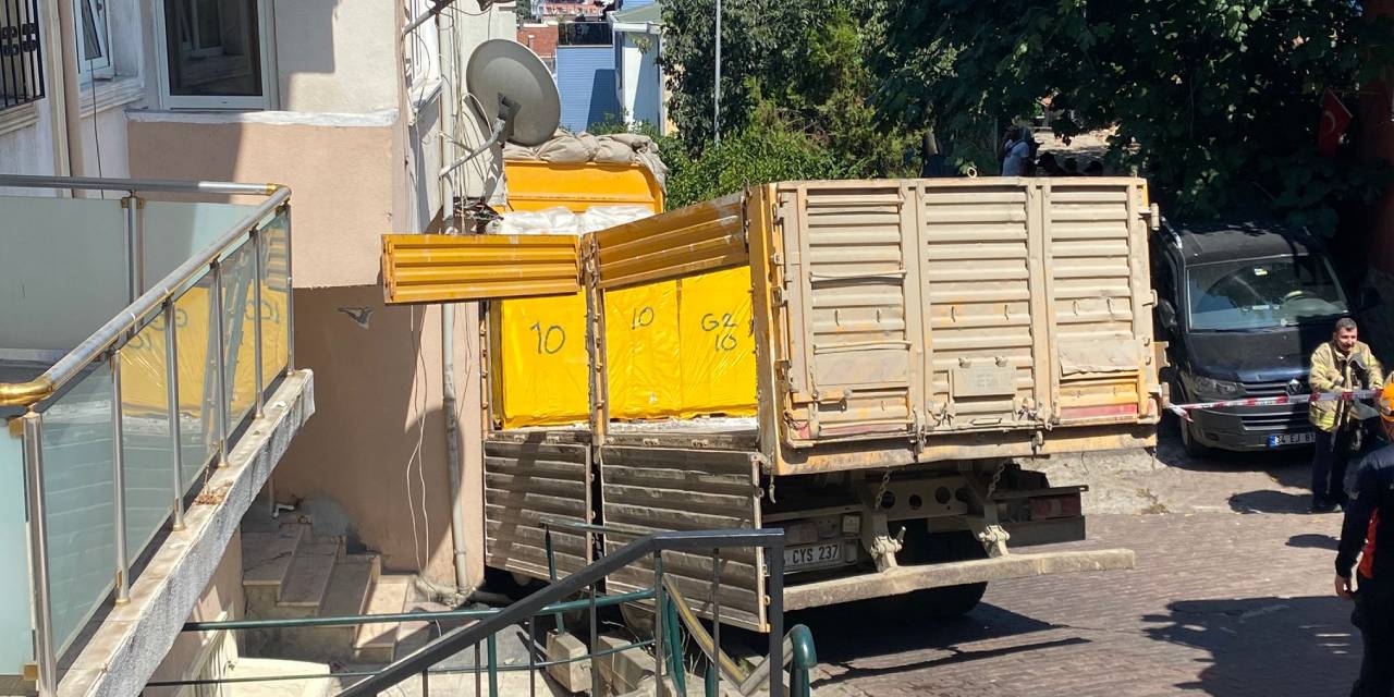 Beşiktaş'ta kamyon binaya çarptı!