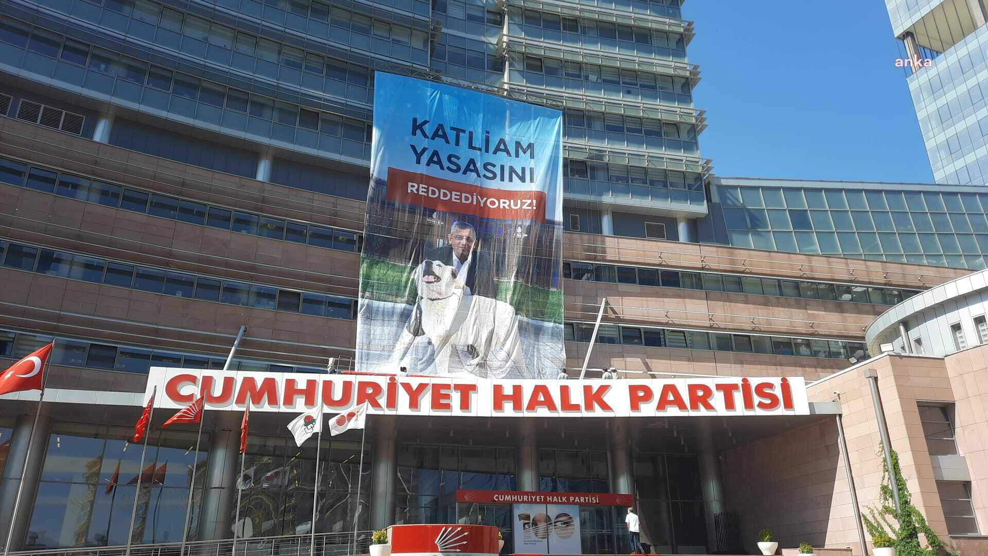 CHP Genel Merkezi'ne "Katliam Yasasını Reddediyoruz" pankartı asıldı