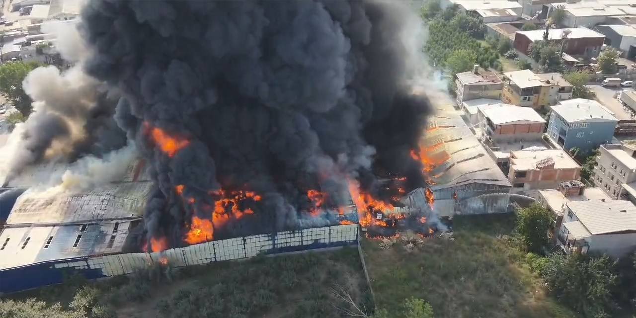 Bursa'da yangın 4 fabrikaya sıçradı! Evler boşaltıldı, araç girişleri kapatıldı