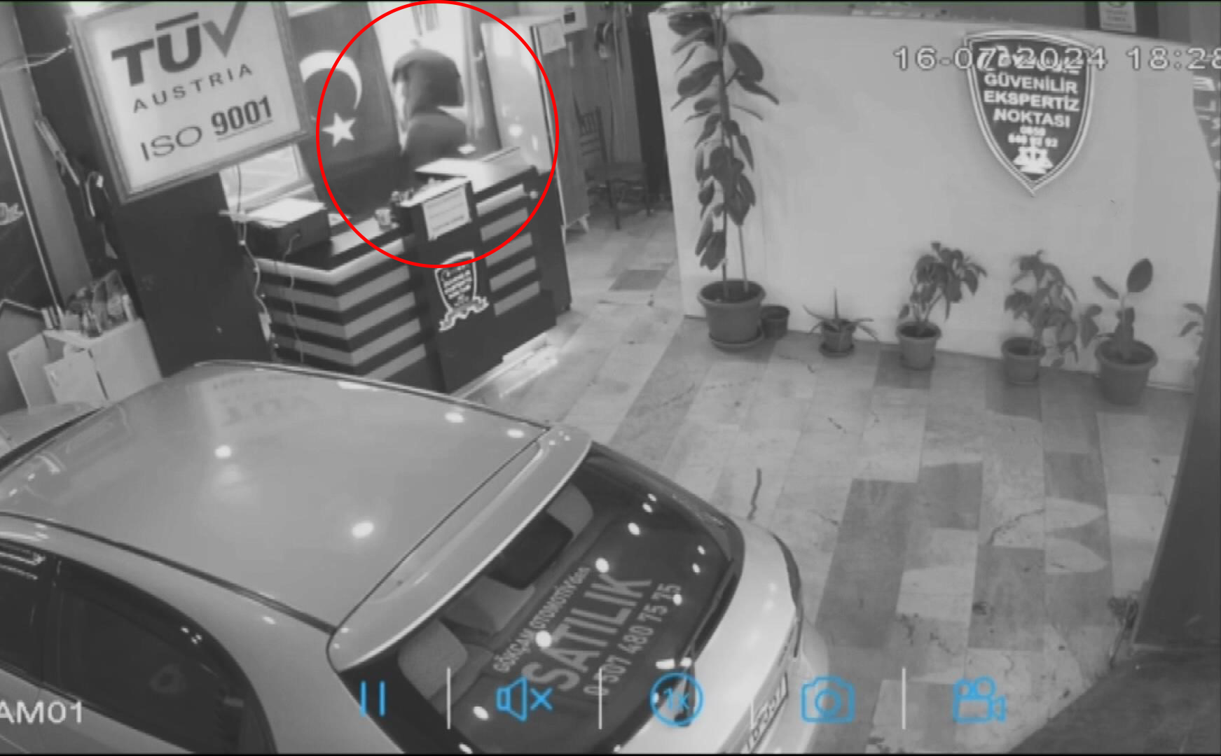 Satmaya çalıştığı araç kusurlu çıktı; dayak yememek için camdan atladı