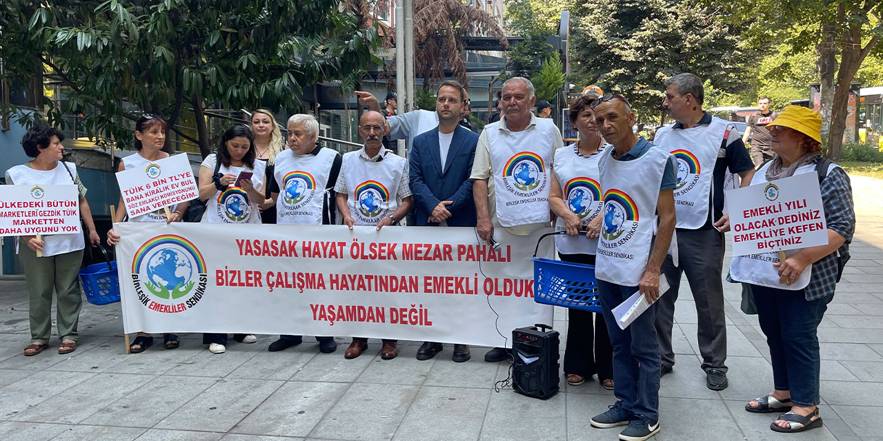 Emeklilerden TÜİK önünde 'enflasyon' ve 'düşük aylık' eylemi: 'Bize kemer sıkın diyenler şatafat içinde'