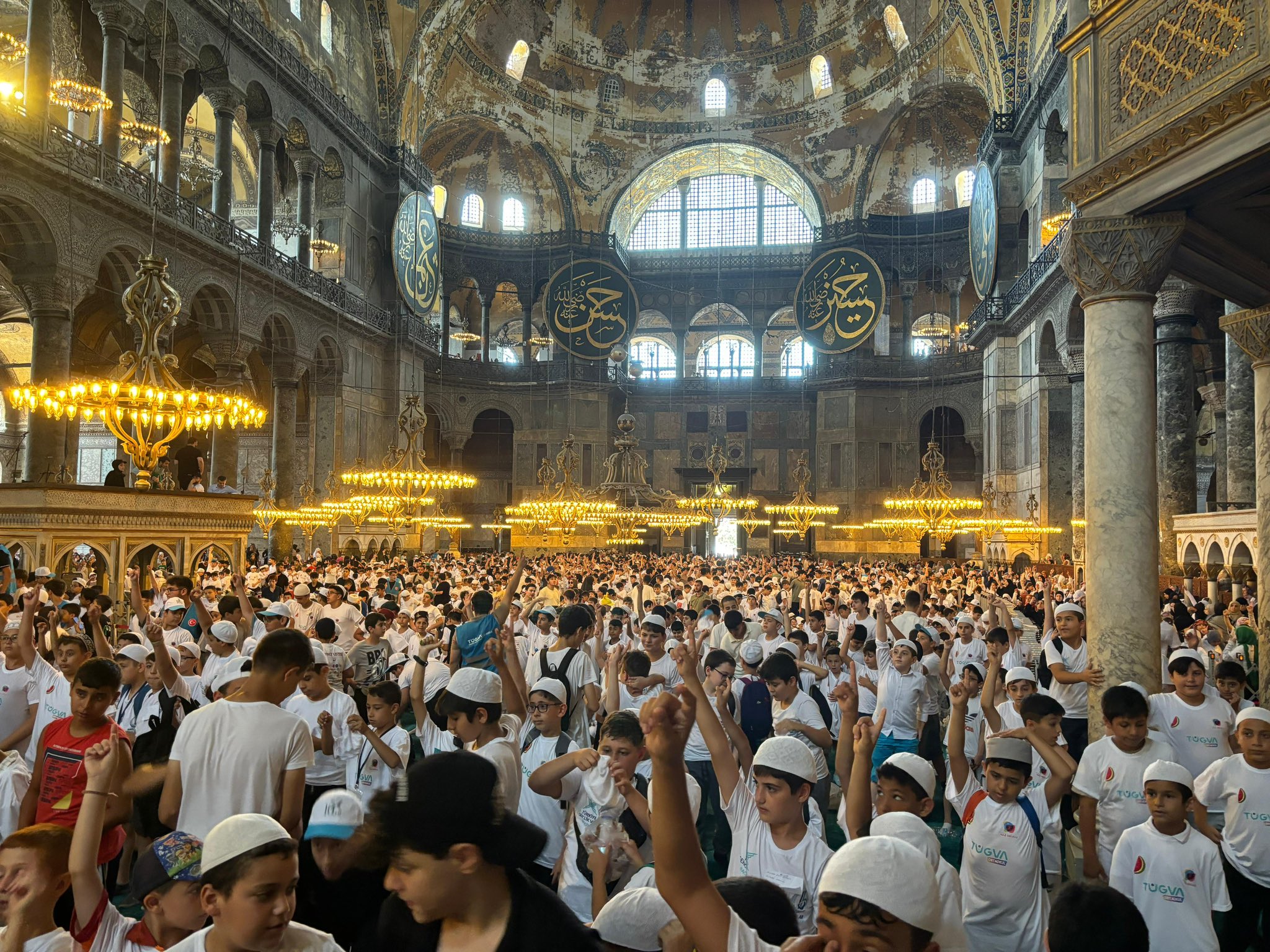 TÜGVA yüzlerce çocuğu Ayasofya’ya götürdü: Çocuklar tekbir çekti