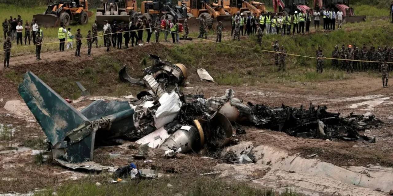 Nepal'de yolcu uçağı kalkıştan kısa süre sonra düştü: 18 kişi hayatını kaybetti