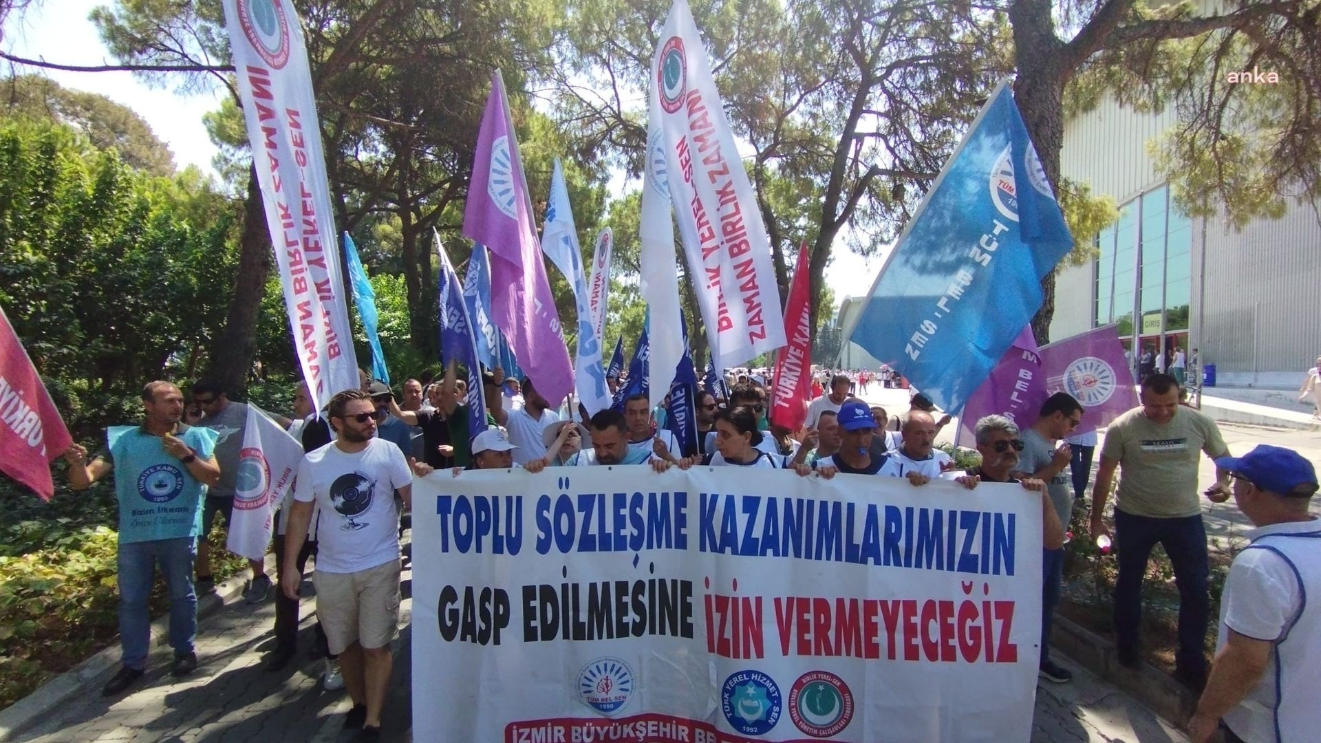 İzmir Büyükşehir Belediyesi’nden TİS görüşmeleri tıkandı: Memurlar tam gün iş bıraktı