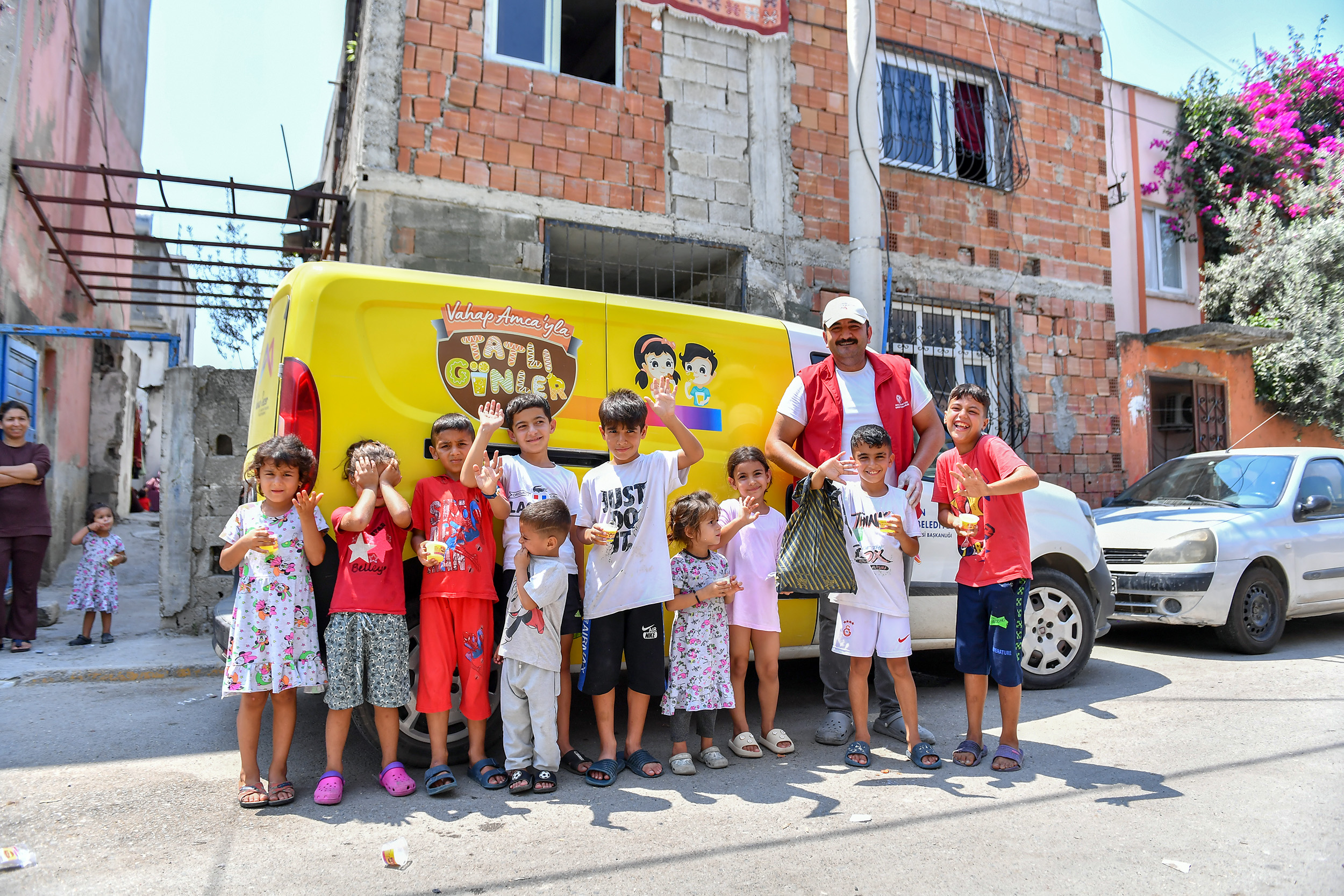 Mersin’de çocukları sevindiren tatlı sürpriz