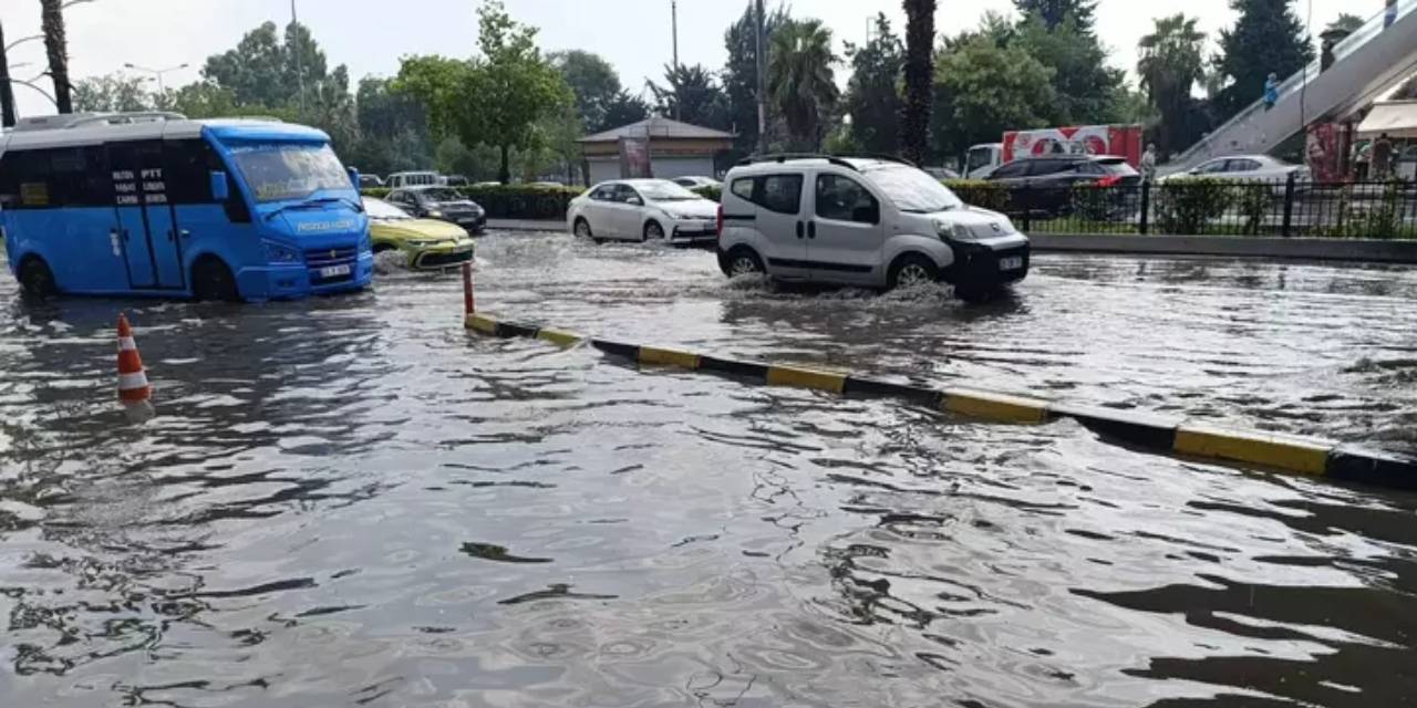 Mersin'de sağanak yağış etkili oldu