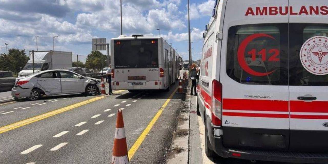 Küçükçekmece'de toplu taşıma yoluna giren otomobil metrobüse çarptı: 1 yaralı