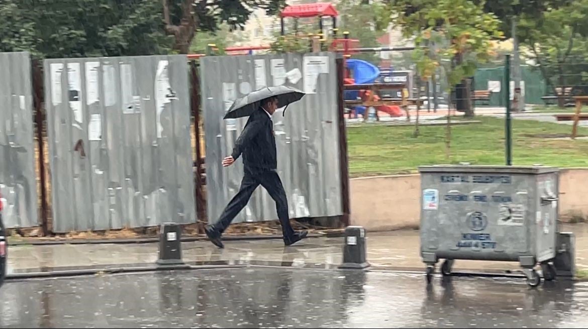 İstanbul'da sağanak etkili oldu; hazırlıksız yakalanan vatandaşlar zor anlar yaşadı