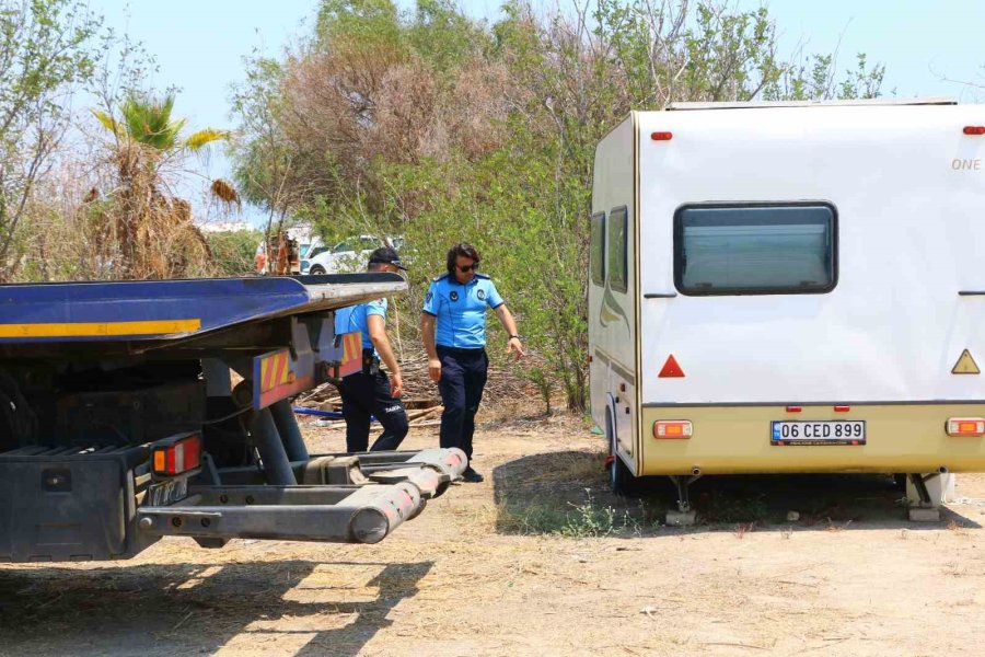 Antalya Belediyesi Lara sahilini işgal eden karavanları tahliye etti