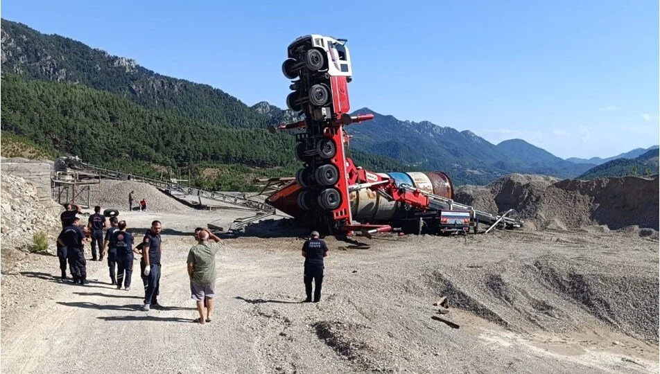 Adana'da devrilen vinci altında kalan operatör hayatını kaybetti