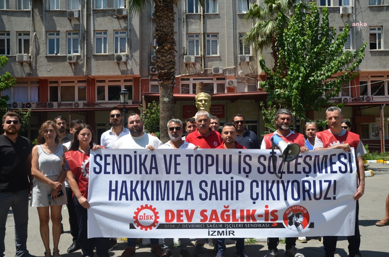 Dev Sağlık İş İzmir’den bakanlığa  iş kolu barajı tepkisi: Bu hukuksuz uygulamaya boyun eğmeyeceğiz