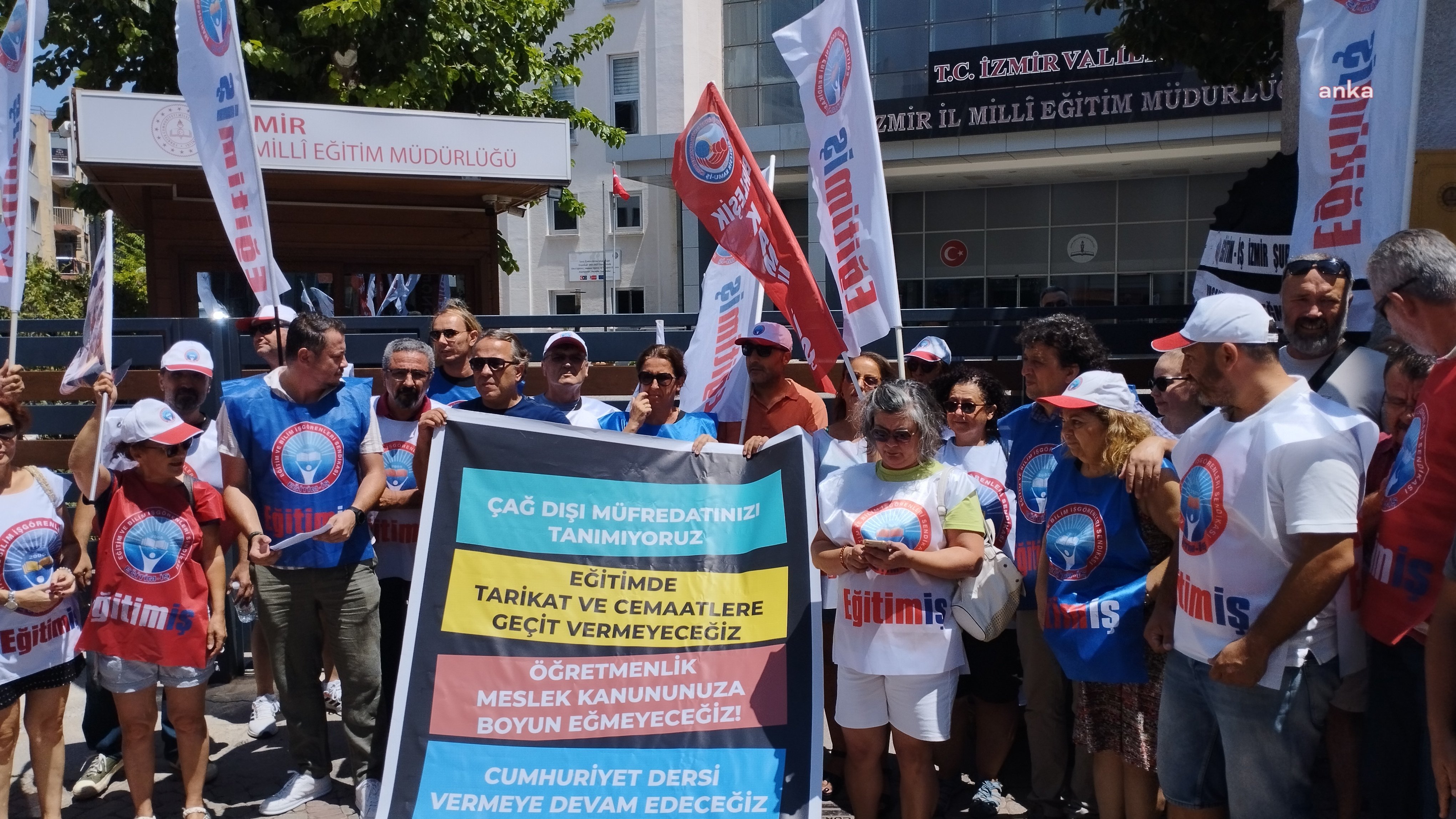 İzmir'de Öğretmenlik Mesleği Kanun Teklifi'ne karşı 'siyah çelenkli' protesto