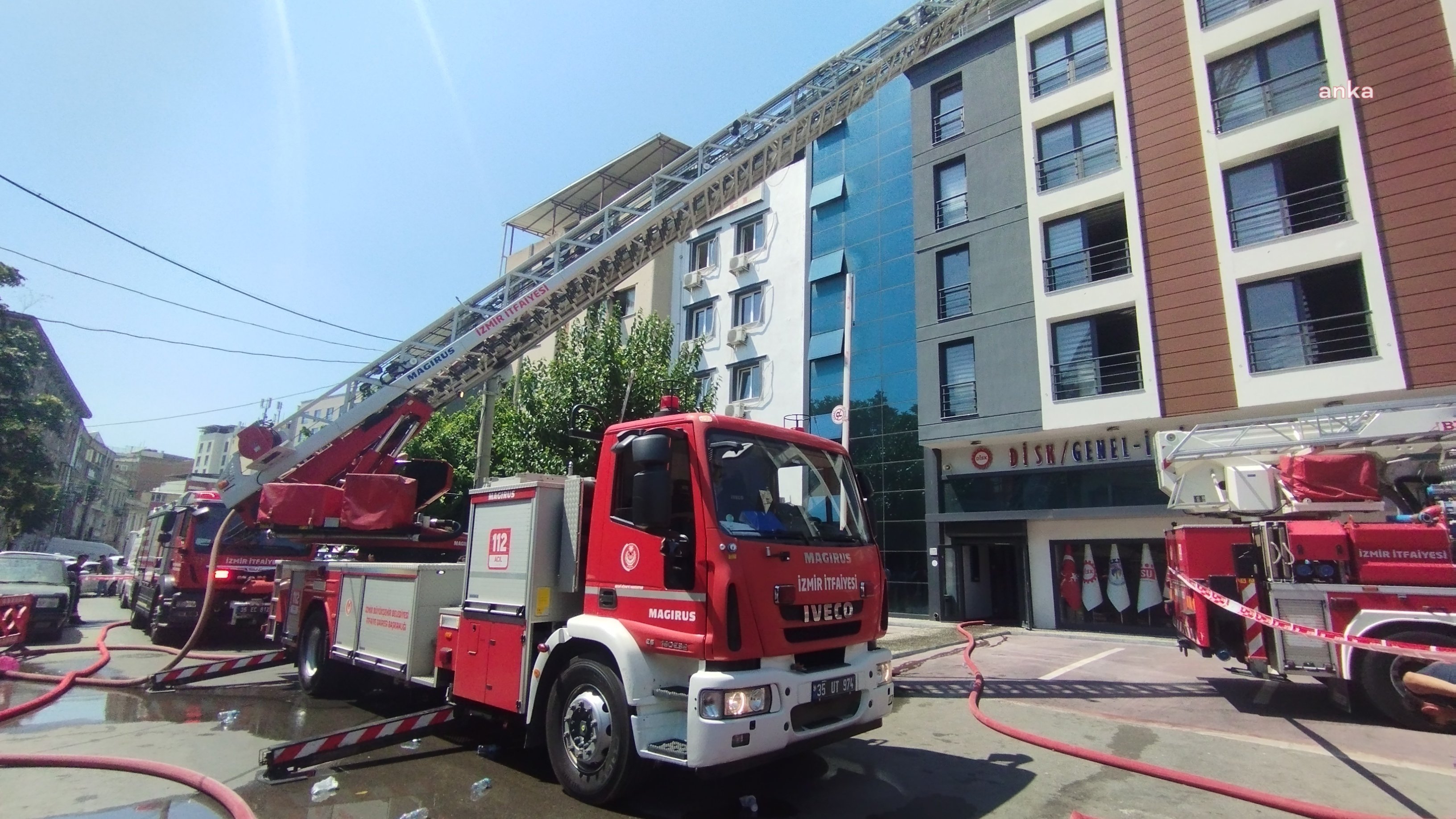 İzmir’deki DİSK Genel-İş binasında yangın çıktı