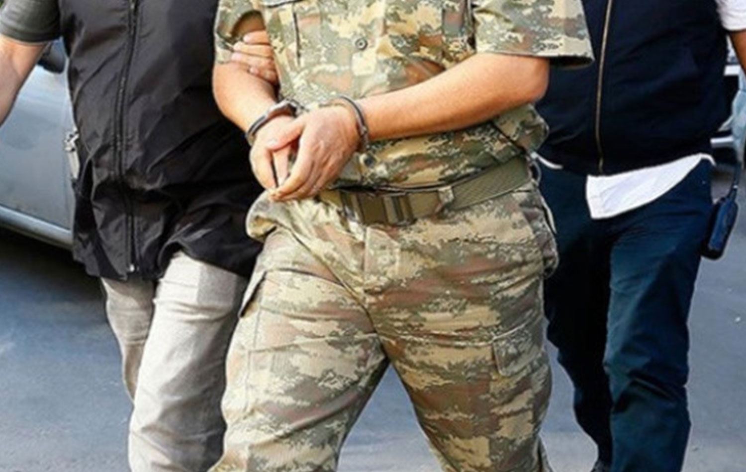 Kürtçe şarkı eşliğinde halay çeken asker tutuklandı