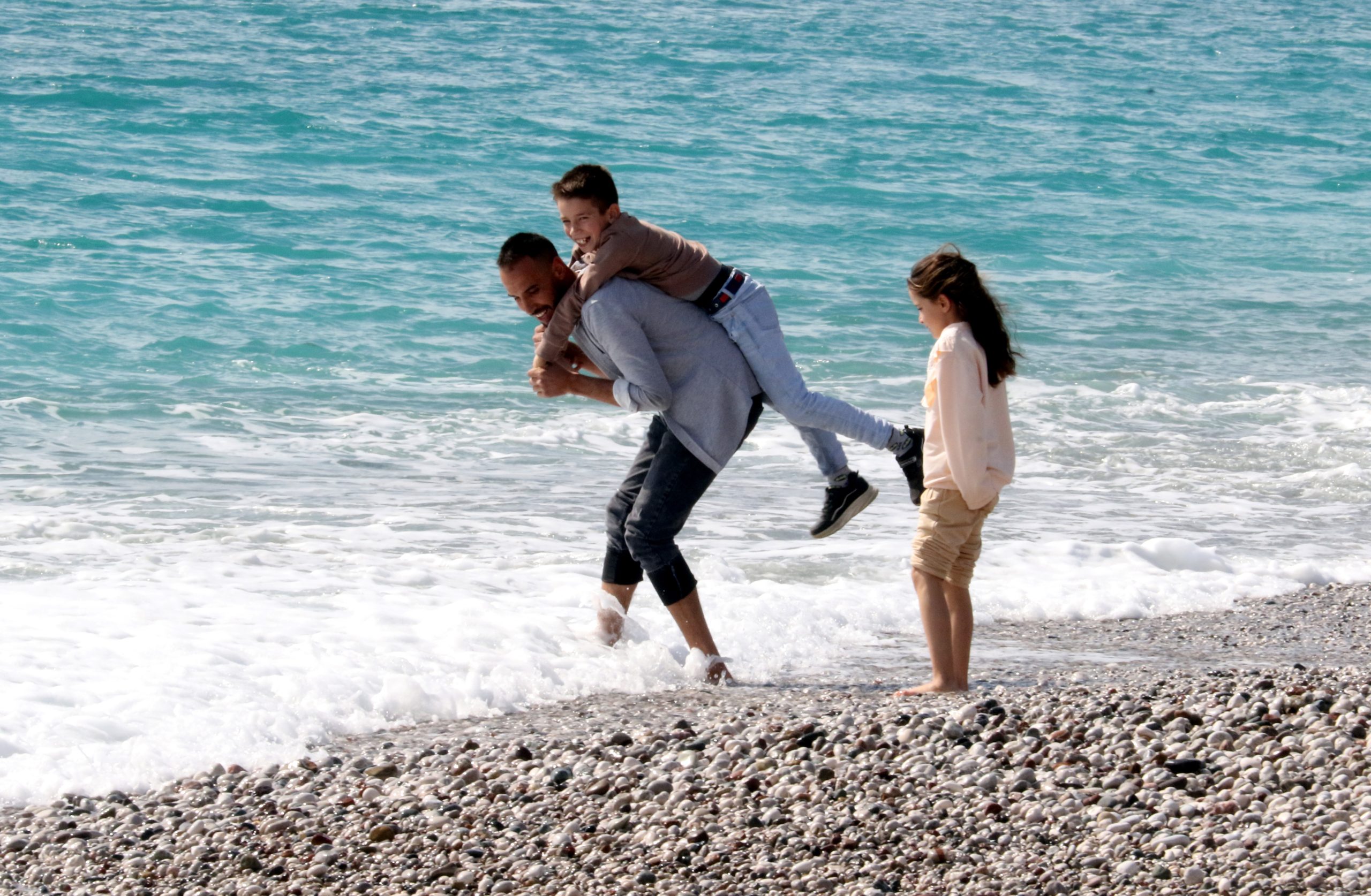 Antalya'da sıcak havaya dayanamayanlar denize girdiler