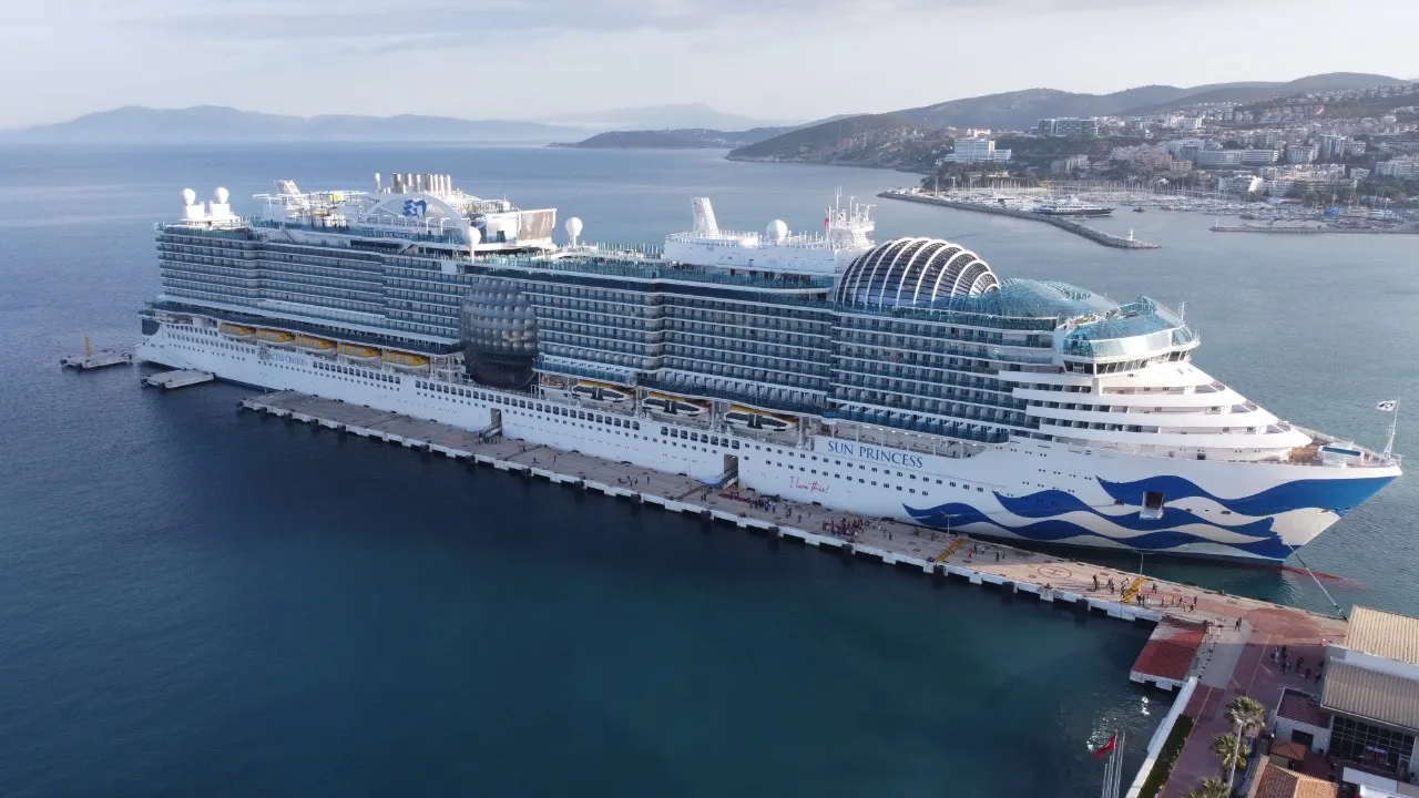 Dünyanın en büyük kruvaziyer gemilerinden Sun Princess, Türkiye'ye demir attı